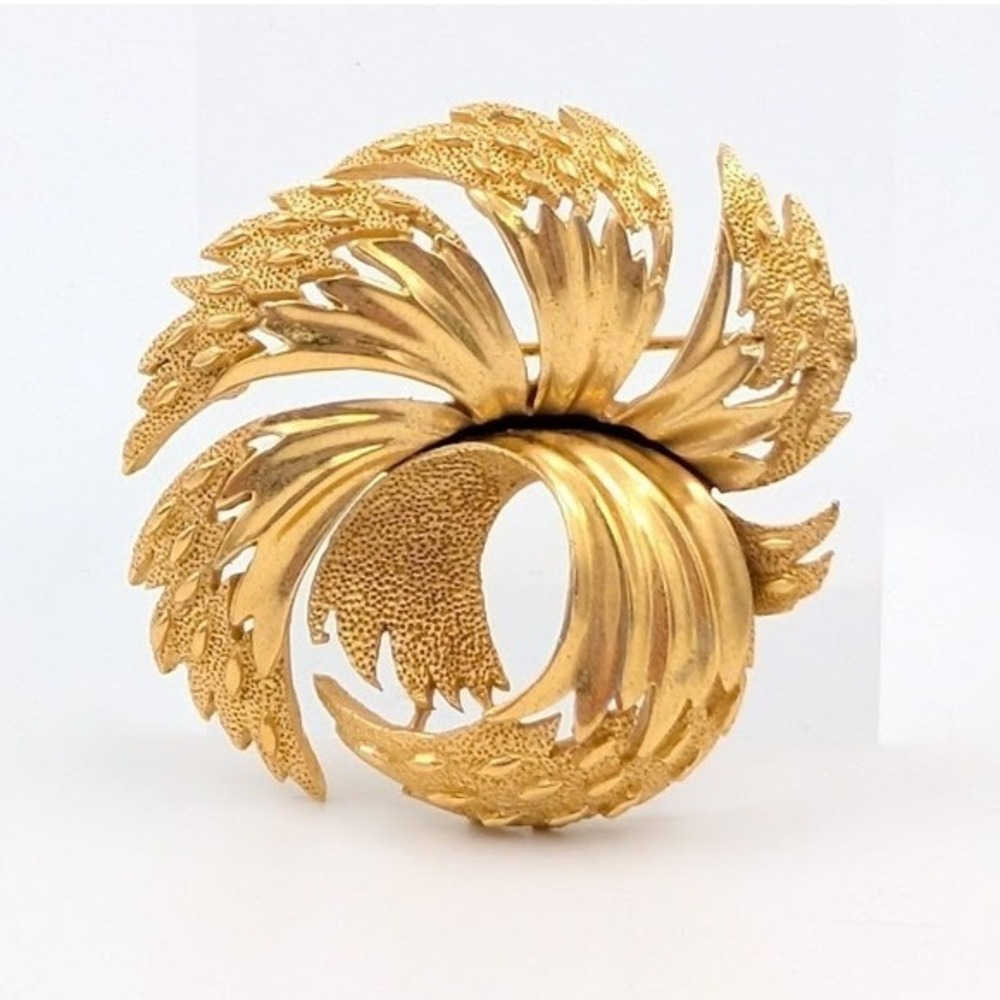 VTG Crown Trifari Gold Tone Swirl‎ Feather Plume Brooch MCM Maximalist